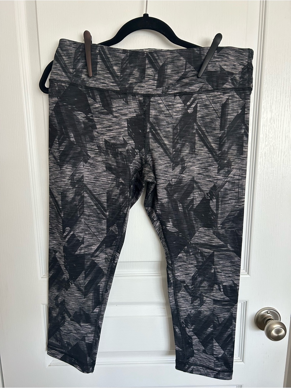 Active Life Black & Gray Patterned Capri Leggings